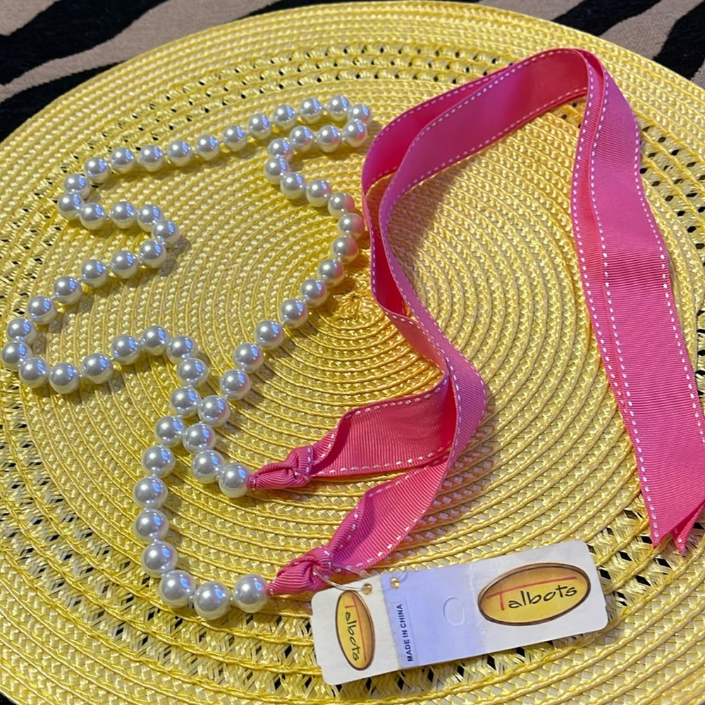 Faux Pearl necklace or belt.